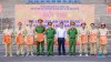 Trung tá Phan Văn Quỳnh - Phó Trưởng phòng Cảnh sát PCCC và CNCH, Công an tỉnh Bình Phước cùng Ban tổ chức tặng hoa cho các đơn vị tham gia hội thi