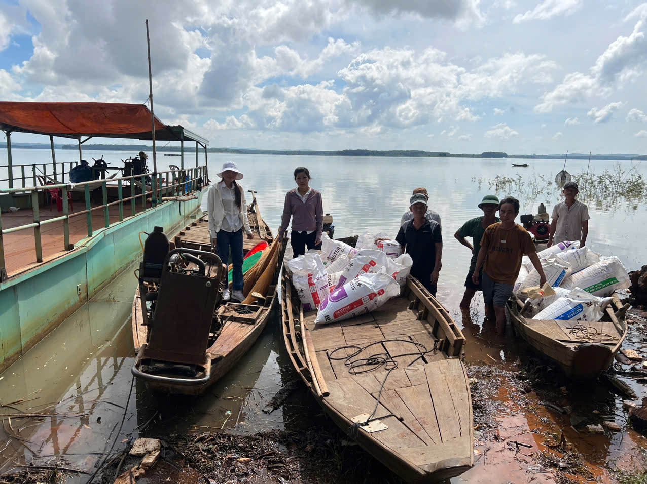 HỘI NÔNG DÂN XÃ PHƯỚC TÍN PHỐI HỢP VỚI TRUNG TÂM THUỶ SẢN TỈNH BÌNH PHƯỚC  THẢ CÁ GIỐNG TẠI  LÒNG HỒ  THUỶ ĐIỆN THÁC MƠ- THÔN BÀU NGHÉ